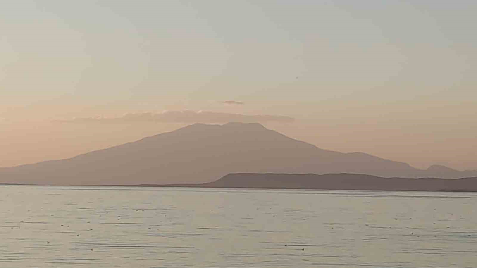 Süphan Dağı zirvesindeki bulut, Van Gölü ile görsel şölen oluşturdu