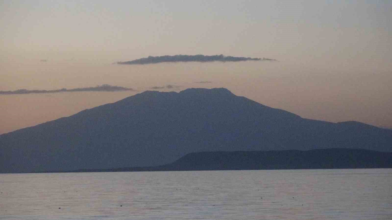 Süphan Dağı zirvesindeki bulut, Van Gölü ile görsel şölen oluşturdu