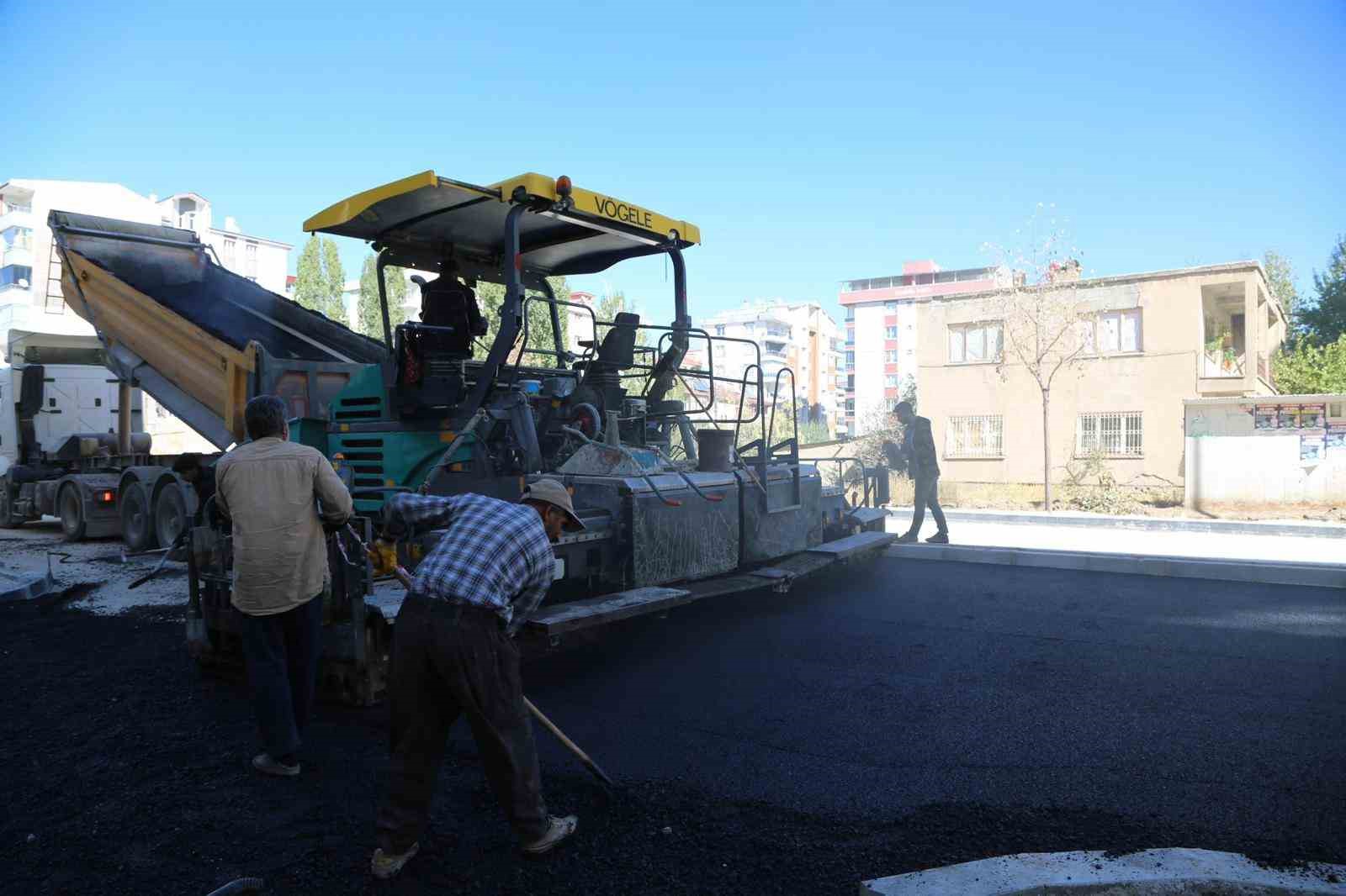 Suvaroğlu Caddesi’nde sıcak asfalt serimi yapılıyor