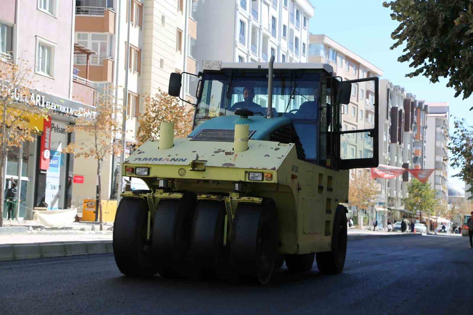 Suvaroğlu Caddesi’nde sıcak asfalt serimi yapılıyor