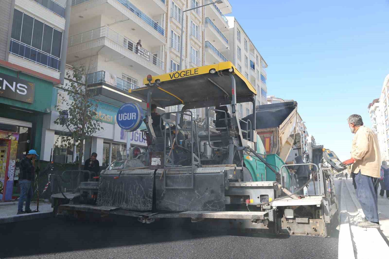Suvaroğlu Caddesi’nde sıcak asfalt serimi yapılıyor
