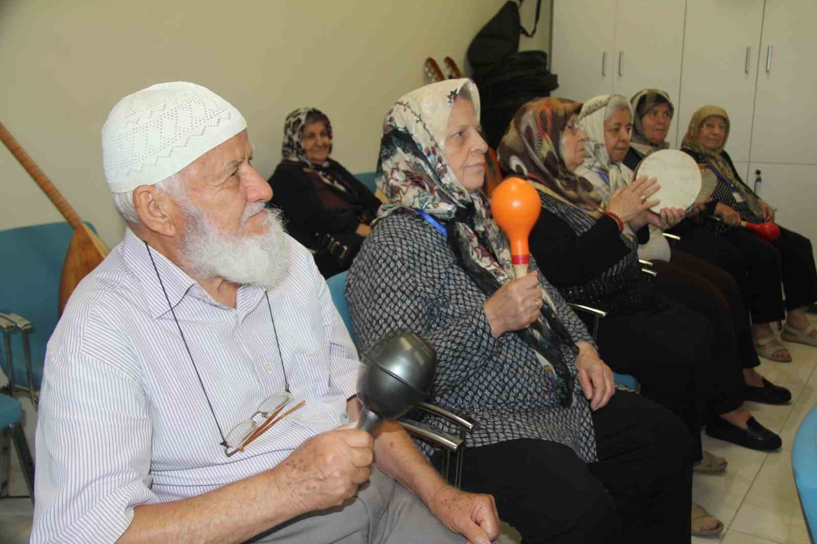 Alzeymir hastaları sosyal hayata katılıyor