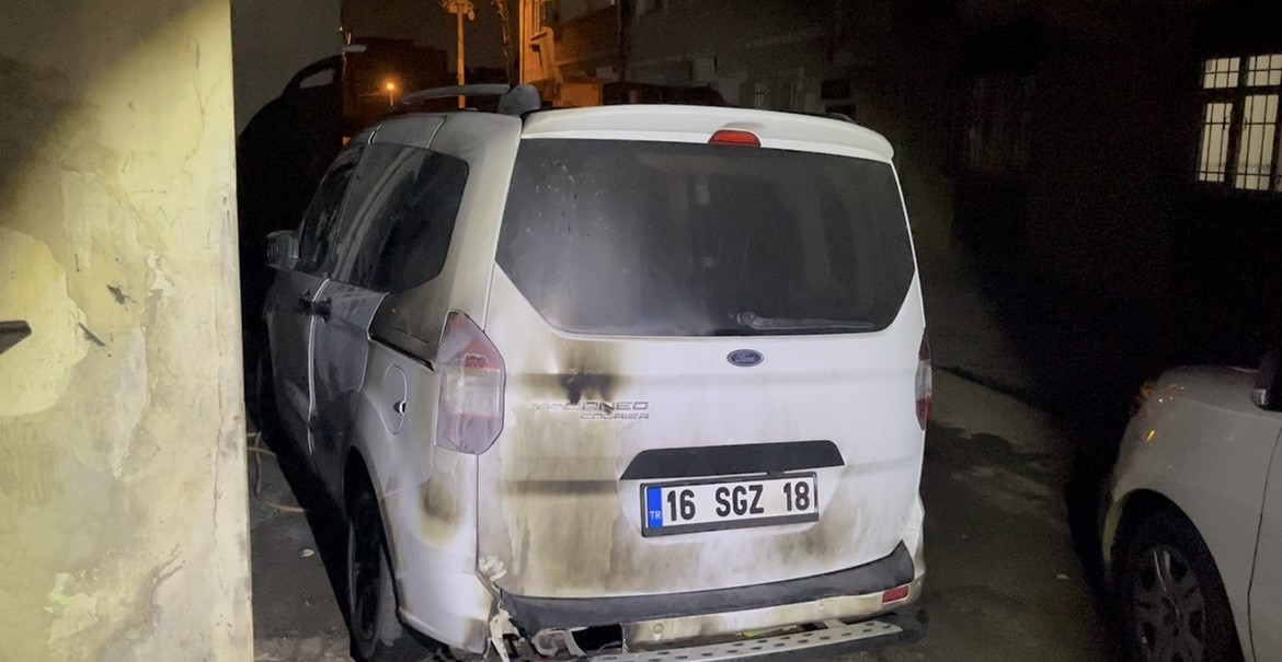 Gece yarısı husumetlisinin aracını kundakladı