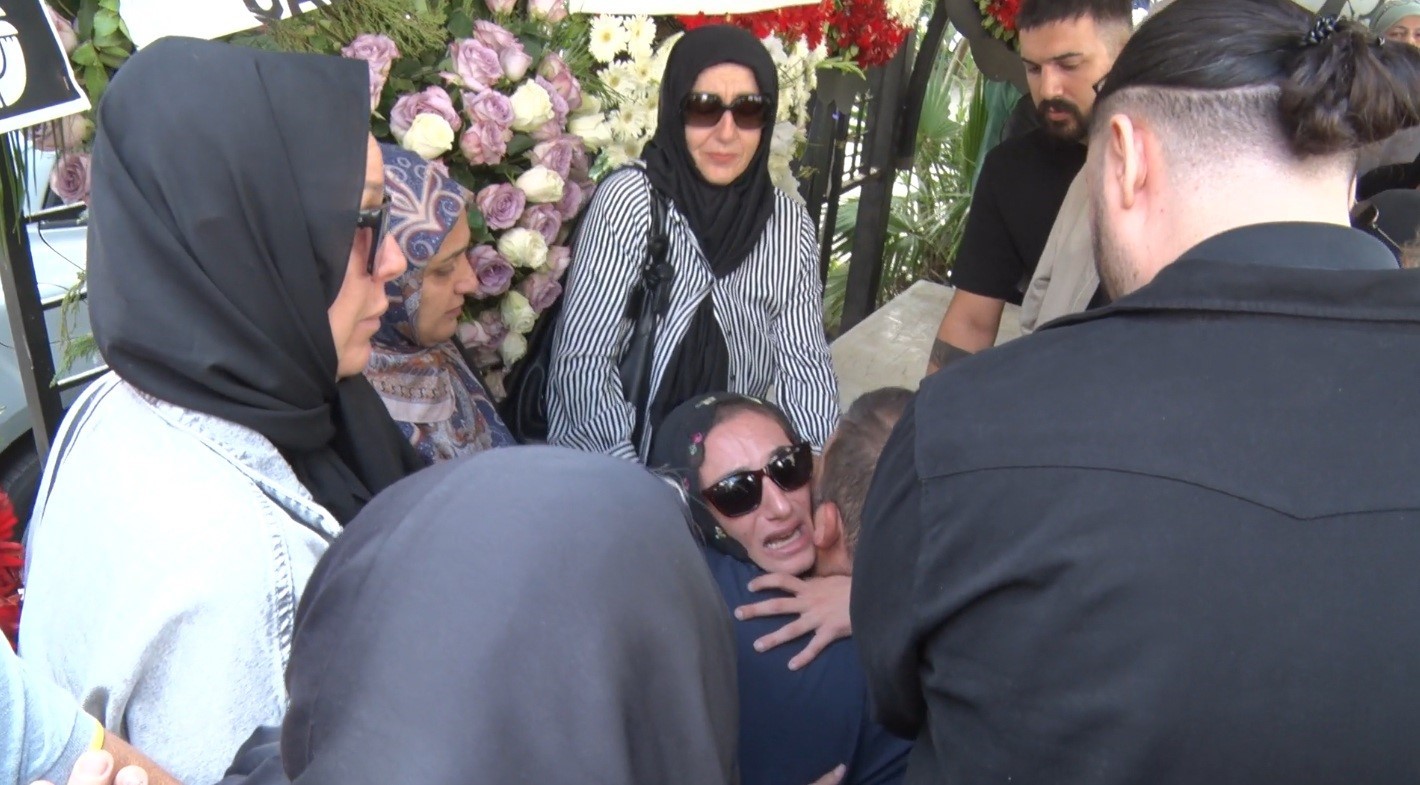 Arabesk müziğin usta ismi Güllü’nün kızı cenaze töreninde fenalık geçirdi