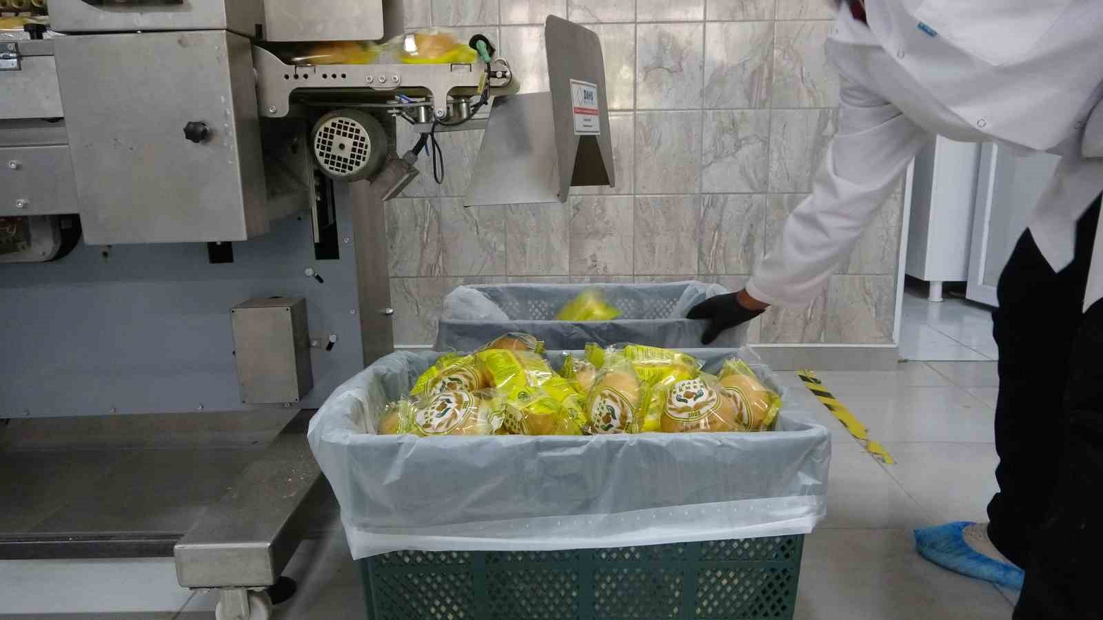 Meslek lisesinde ekmek üretimi, genç ustalar iş başında