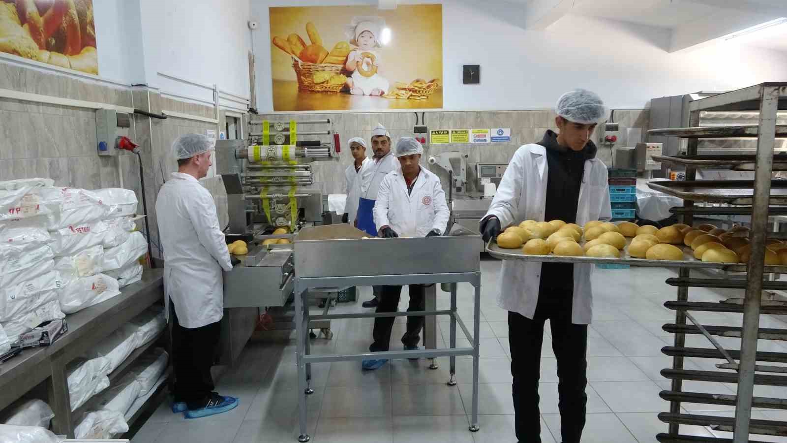 Meslek lisesinde ekmek üretimi, genç ustalar iş başında