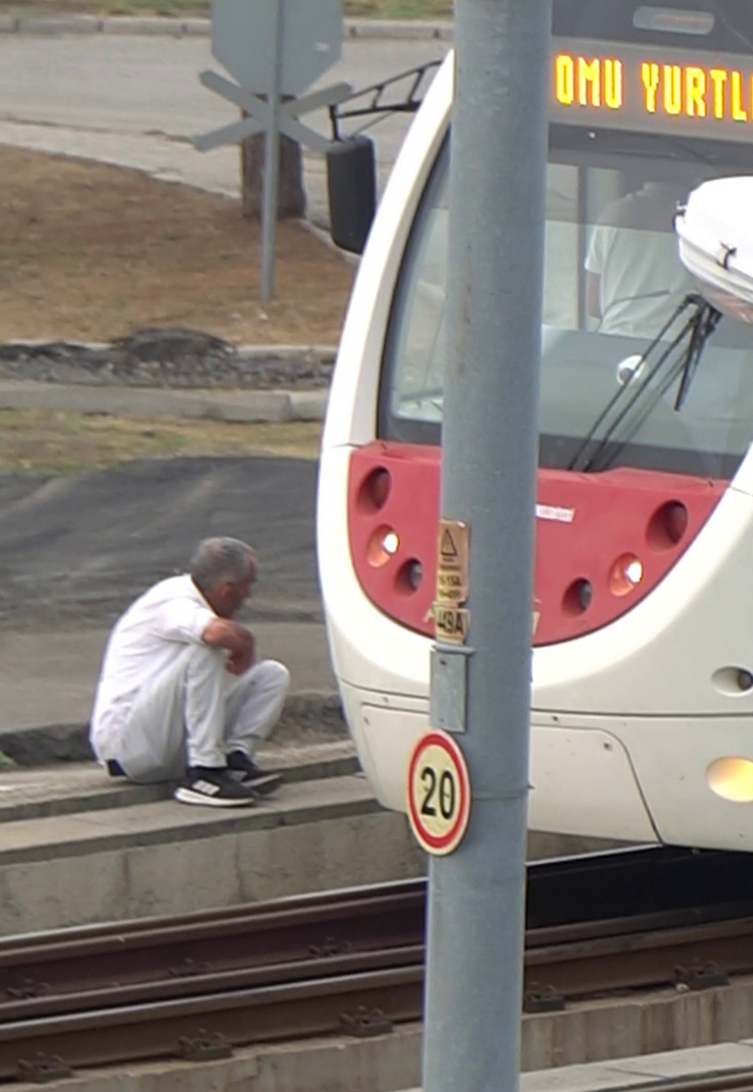 Samsun’da tramvay üst geçidinde şaşkına çeviren anlar