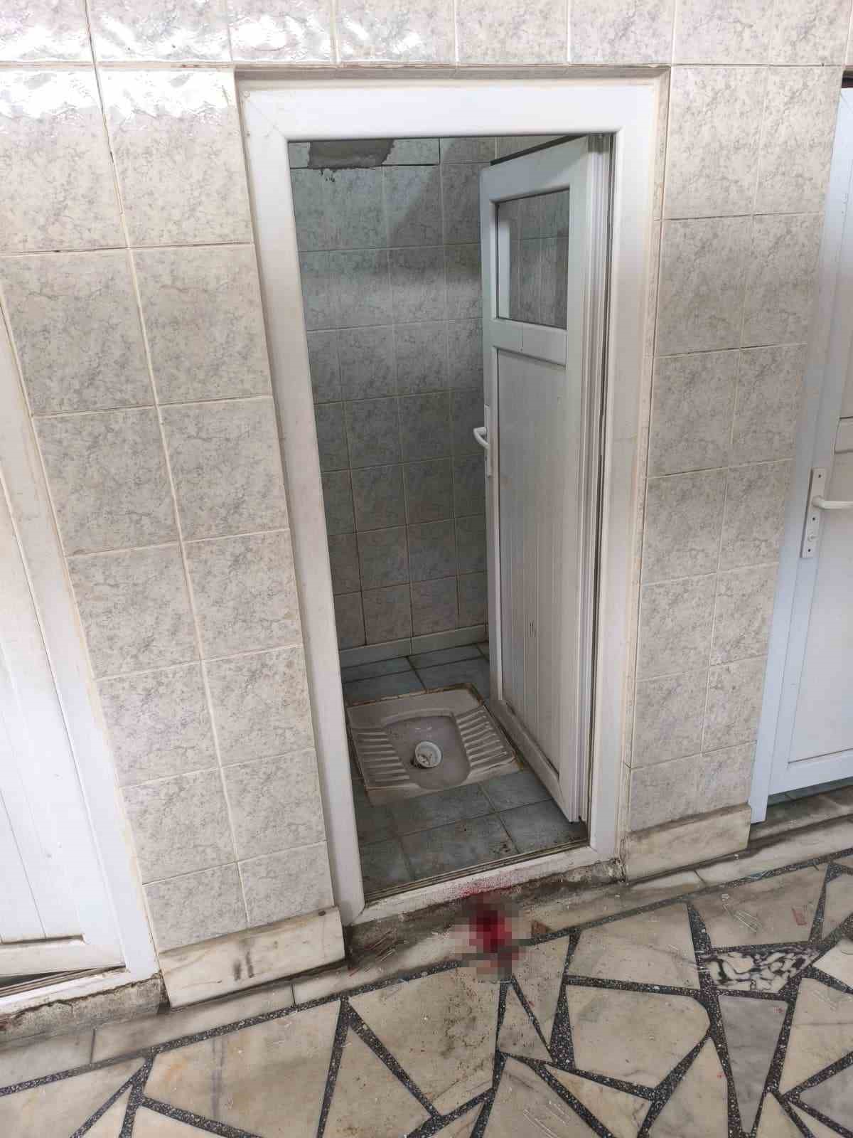 Madde krizine giren kişi caminin tuvalet camlarını parçaladı