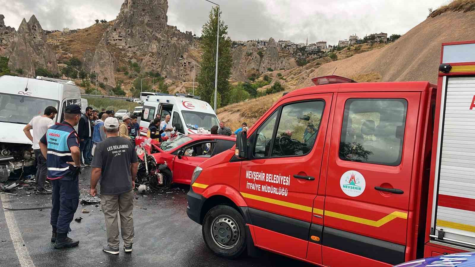 Minibüs ile otomobil kafa kafaya çarpıştı: 1’i ağır 6 yaralı