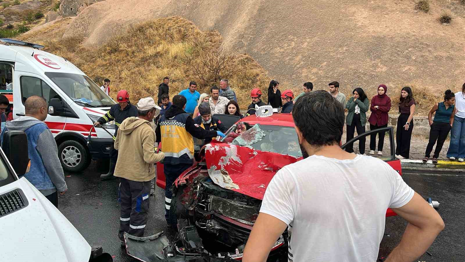 Minibüs ile otomobil kafa kafaya çarpıştı: 1’i ağır 6 yaralı