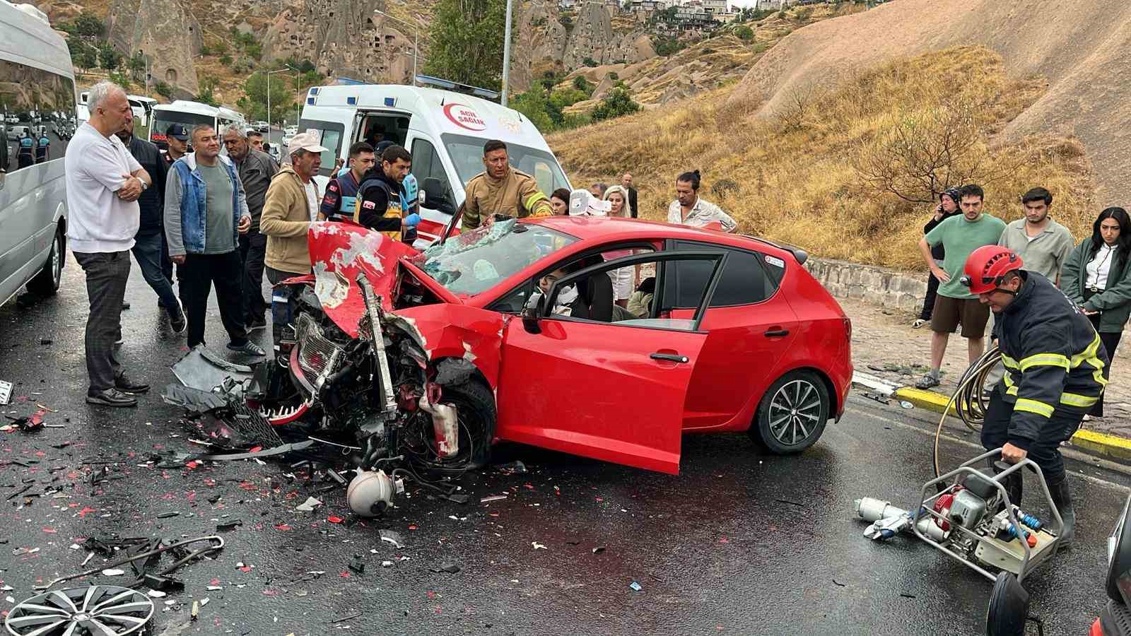 Minibüs ile otomobil kafa kafaya çarpıştı: 1’i ağır 6 yaralı