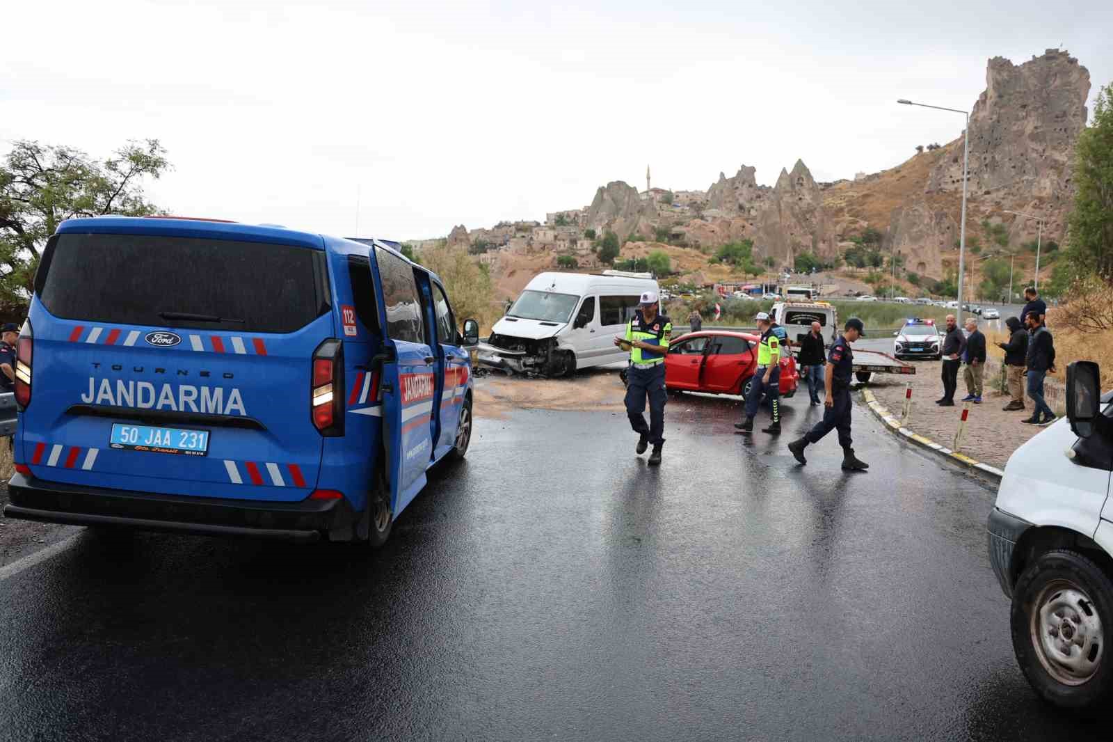 Minibüs ile otomobil kafa kafaya çarpıştı: 1’i ağır 6 yaralı