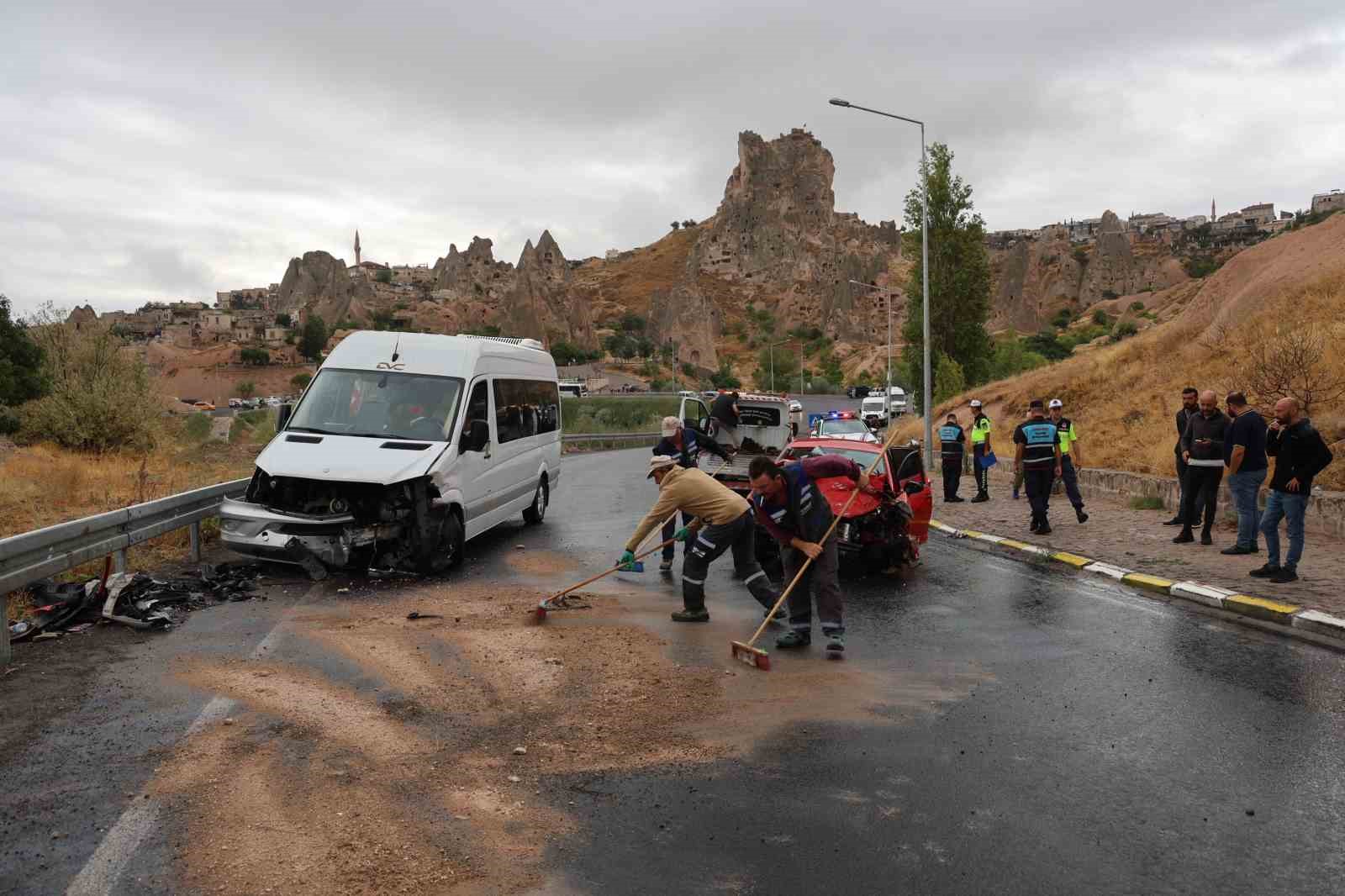 Minibüs ile otomobil kafa kafaya çarpıştı: 1’i ağır 6 yaralı