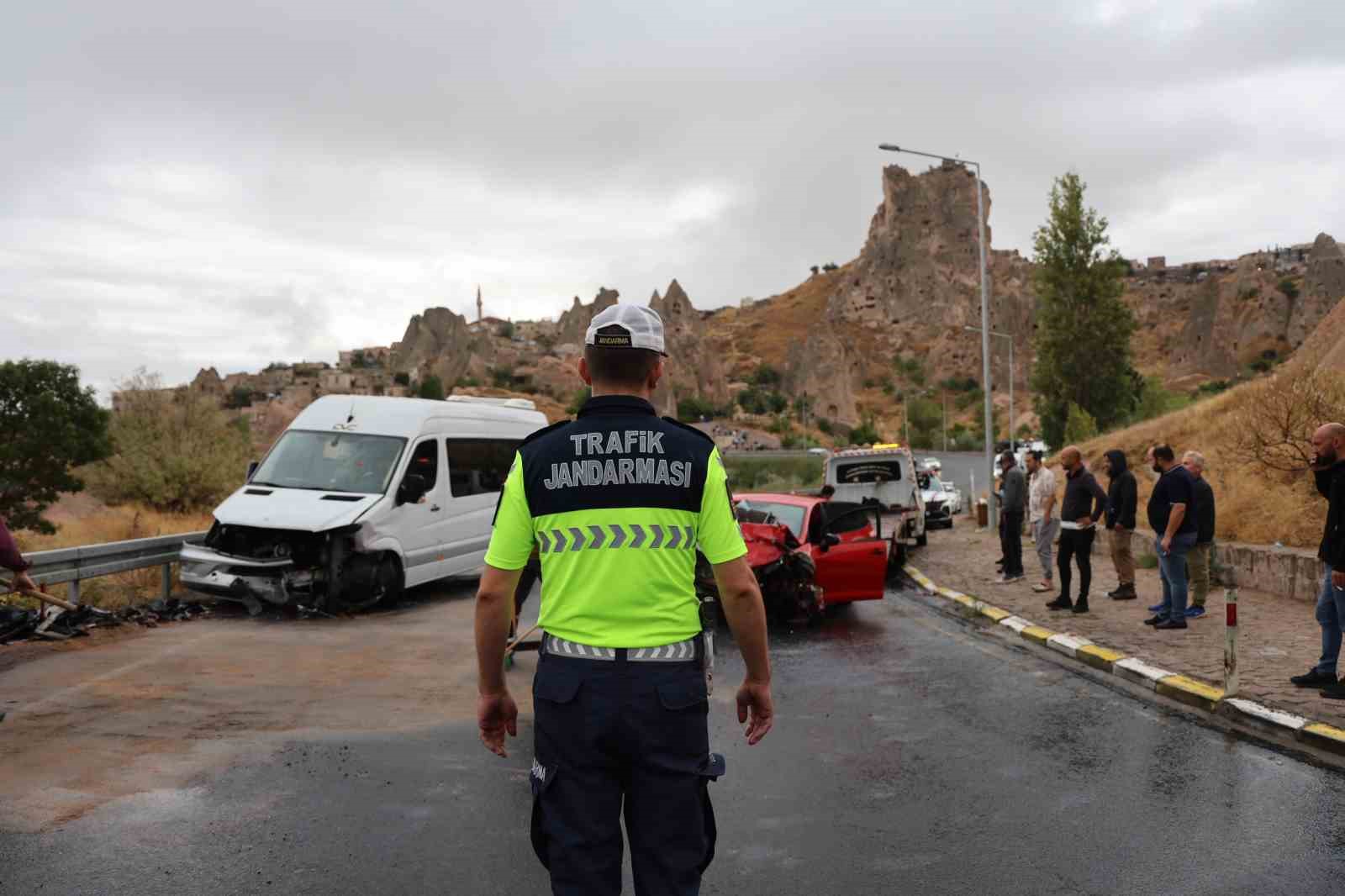 Minibüs ile otomobil kafa kafaya çarpıştı: 1’i ağır 6 yaralı