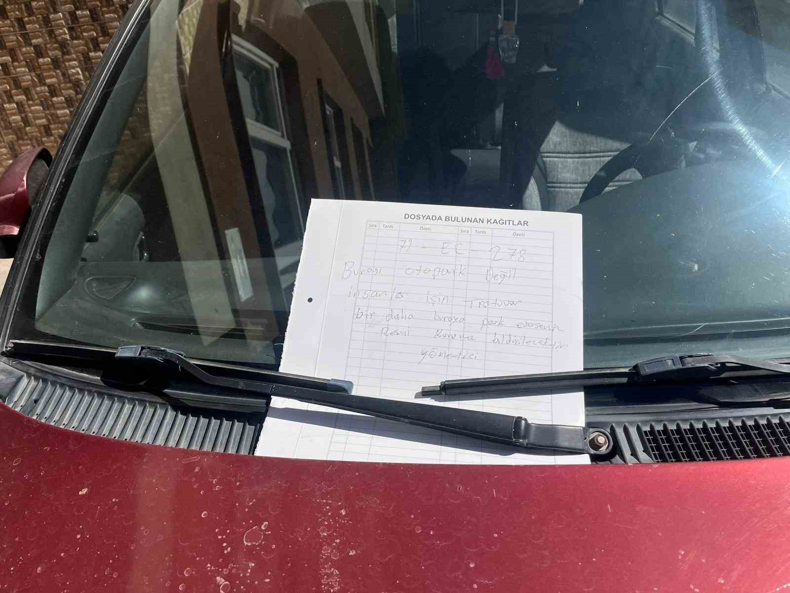 Kaldırıma park eden sürücüye apartman yöneticisinden notlu uyarı