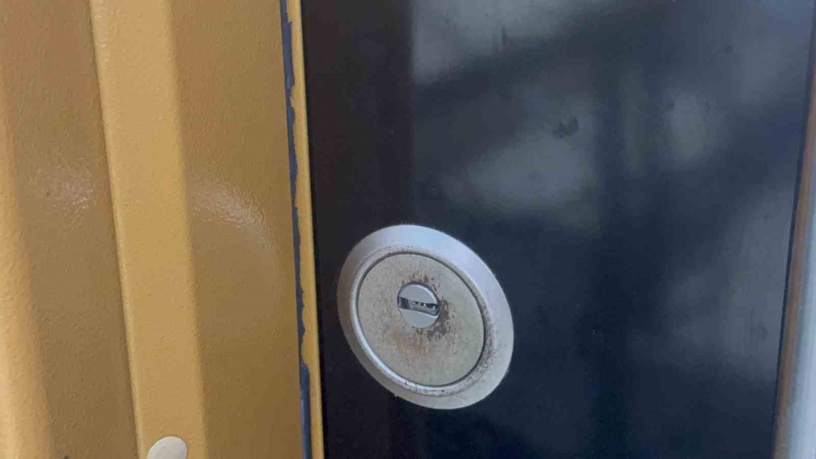 Terlik takasıyla hırsızlık: Eskiyi bıraktı, yeniyi götürdü