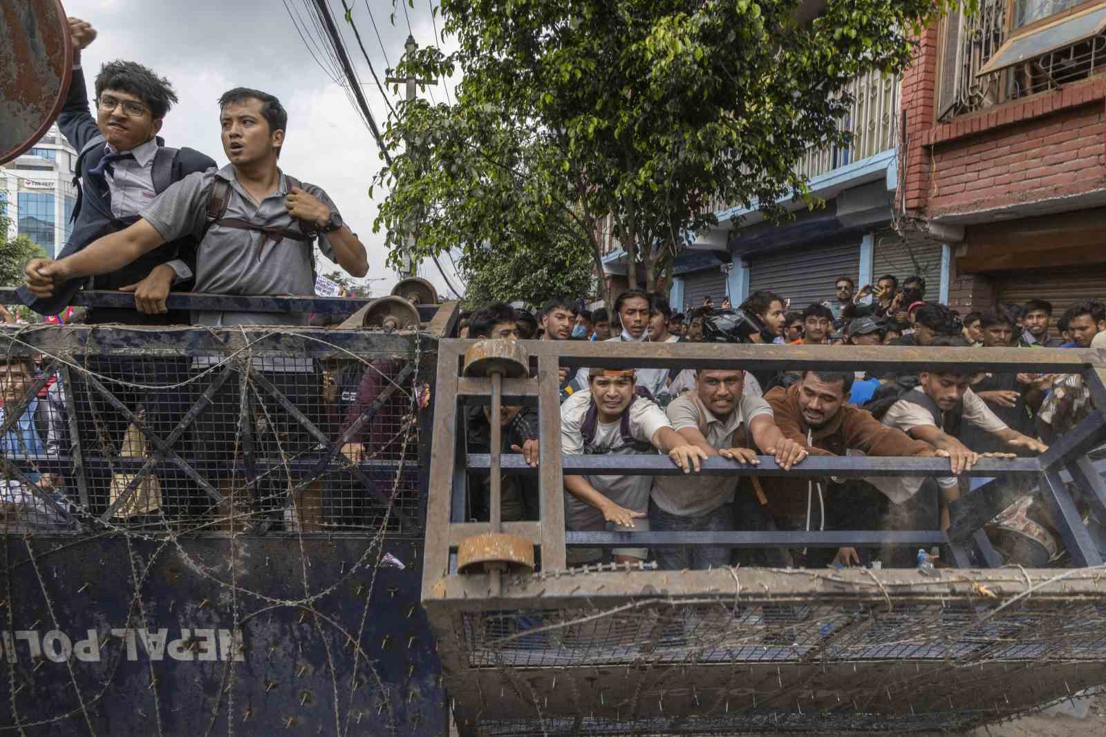 Nepal’de sosyal medya yasağı protestolarında ölü sayısı 19’a yükseldi