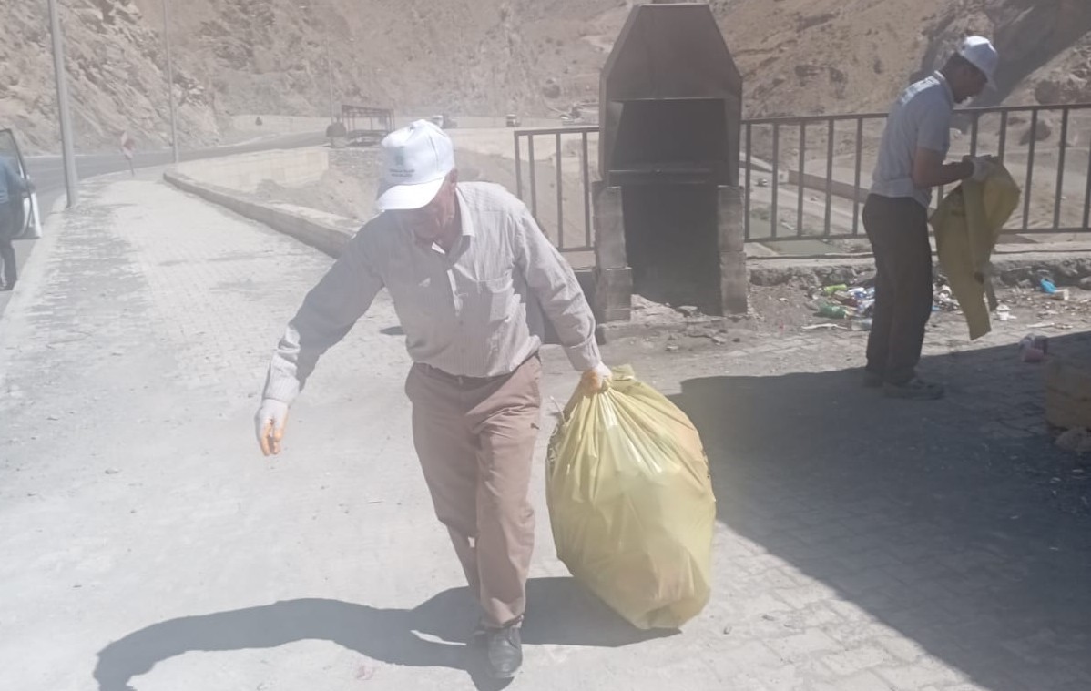 Hakkari-Van karayolunda temizlik çalışması
