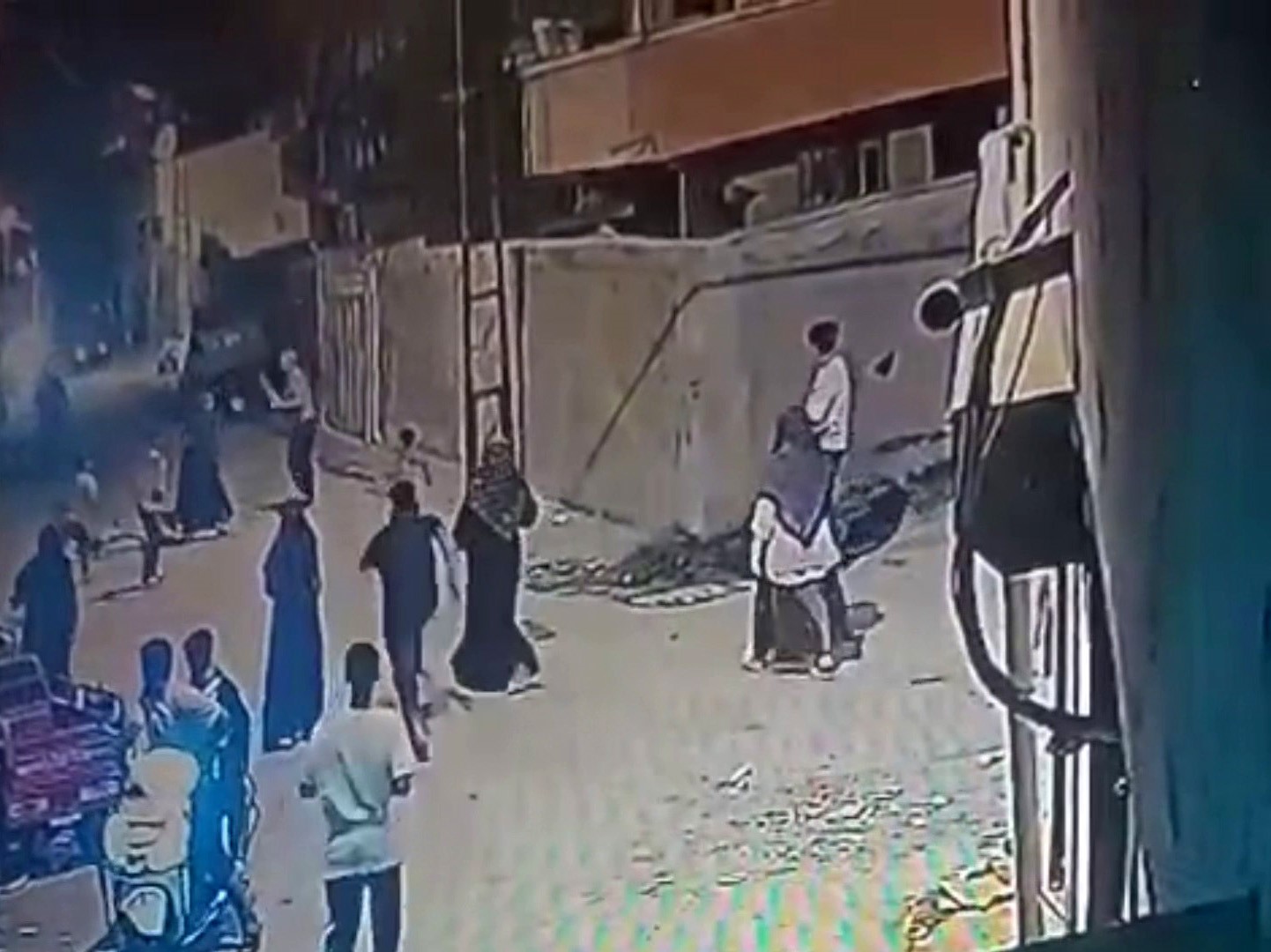 Sesinden rahatsız olduğu çocukları sopayla dövdü