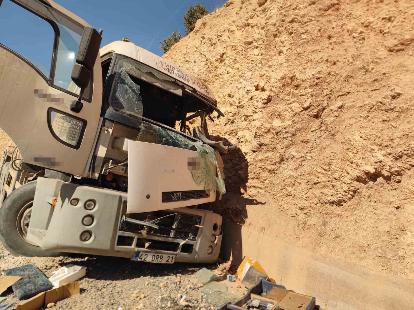 Freni boşalan vinç kayalığa çarptı: 1 ölü, 1 yaralı