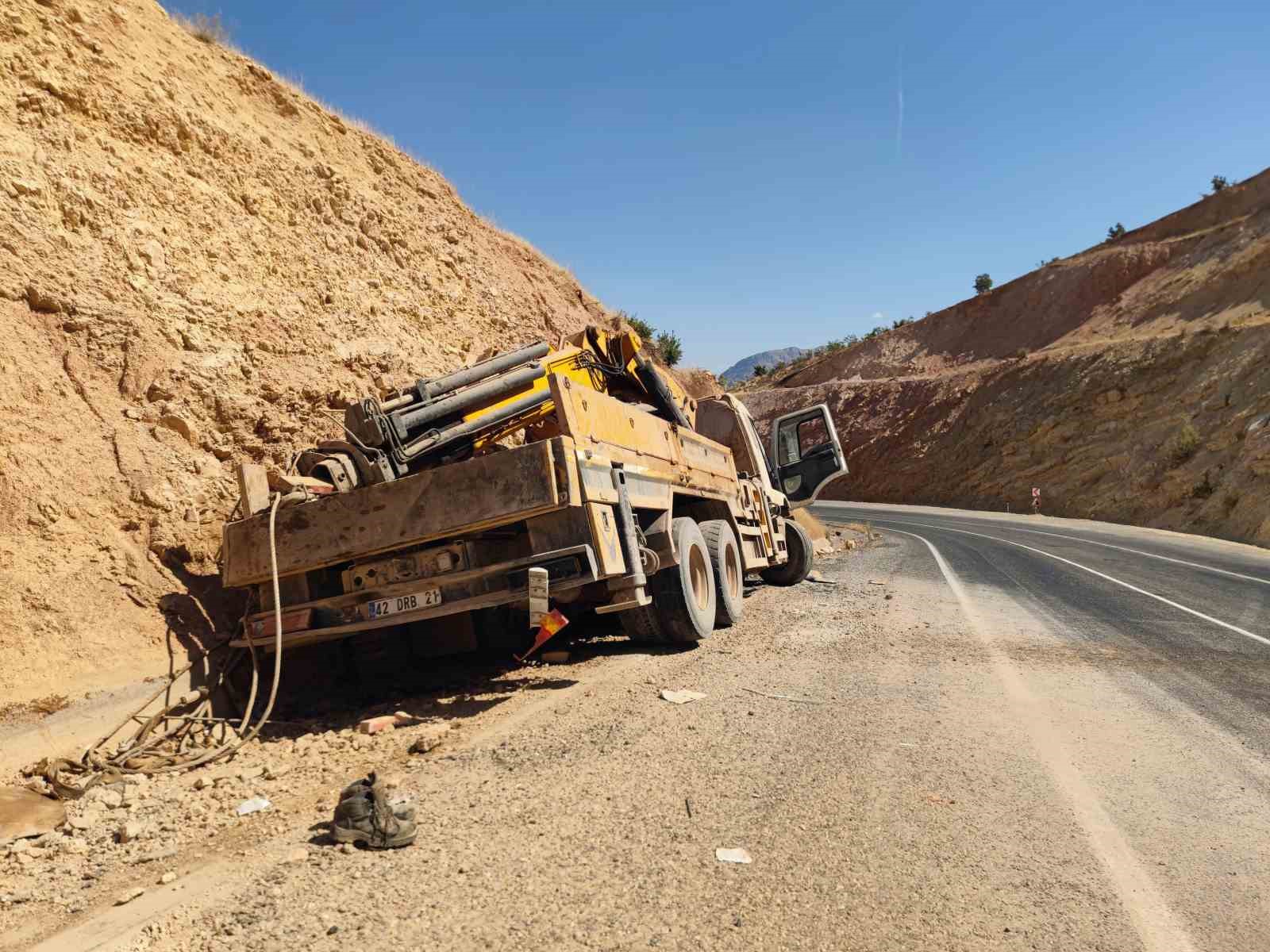 Freni boşalan vinç kayalığa çarptı: 1 ölü, 1 yaralı