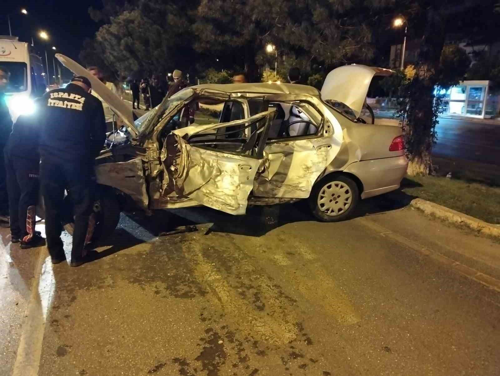 Kontrolden çıkan otomobil ağaçlara çarparak durabildi, genç sürücü yaralandı