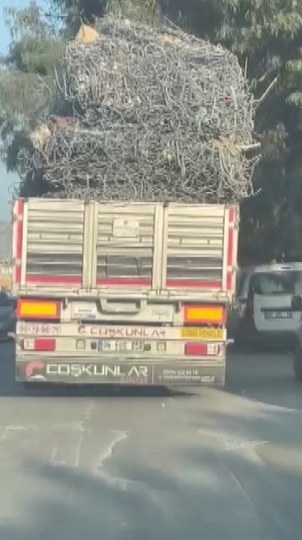 Hatay’da demir yüklü tır trafikte yürekleri ağza getirdi