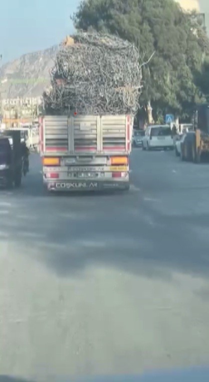 Hatay’da demir yüklü tır trafikte yürekleri ağza getirdi