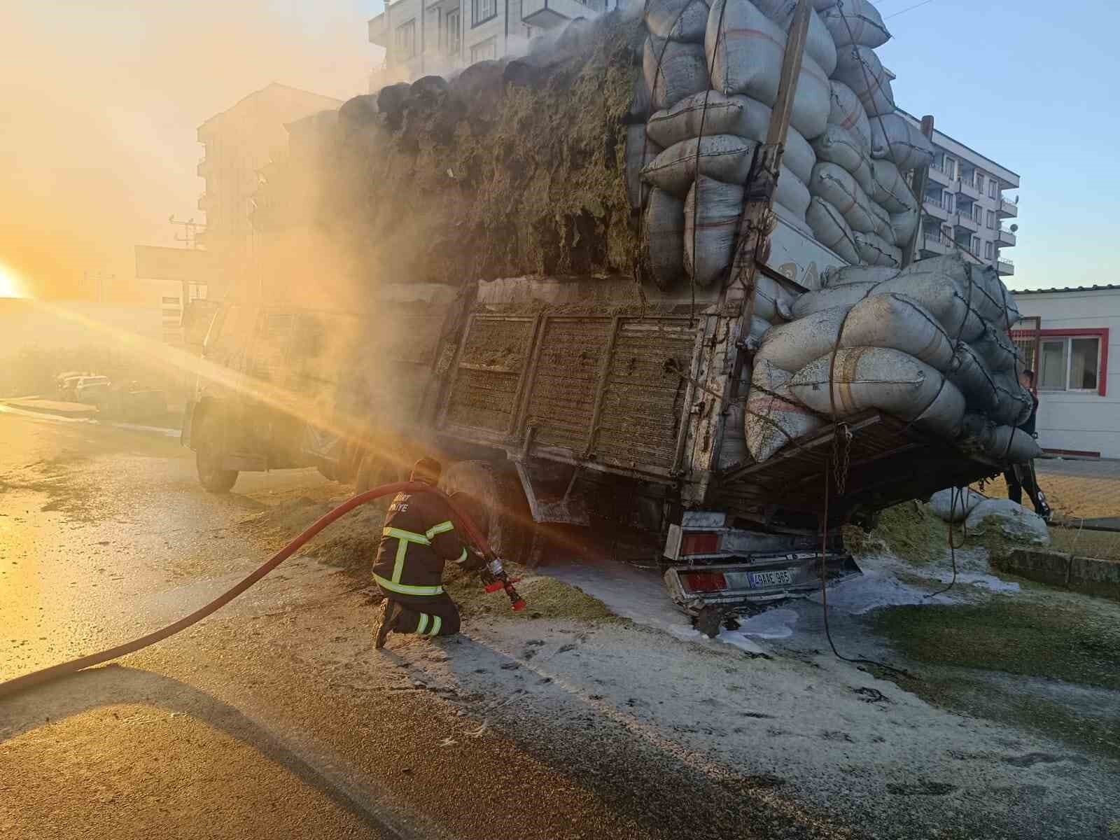 Siirt’te saman yüklü kamyonda yangın çıktı