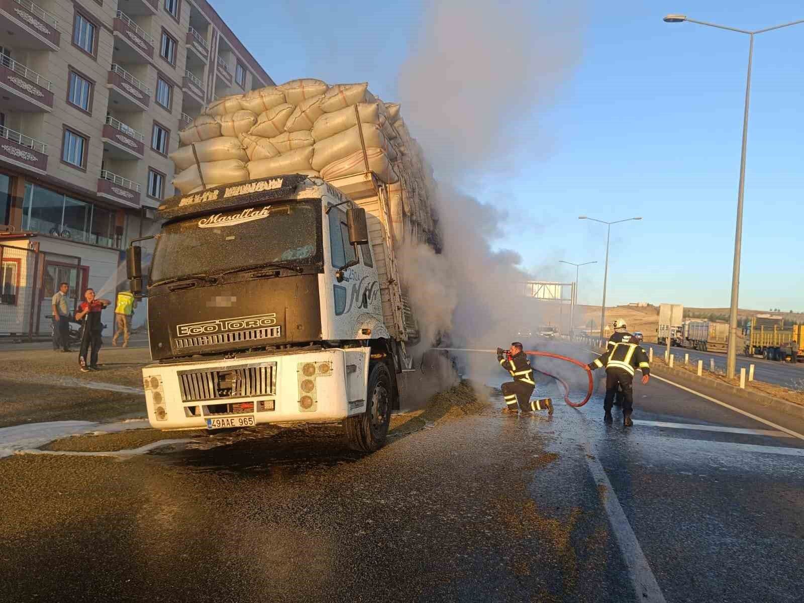 Siirt’te saman yüklü kamyonda yangın çıktı