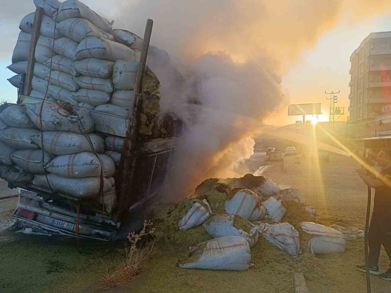 Siirt’te saman yüklü kamyonda yangın çıktı