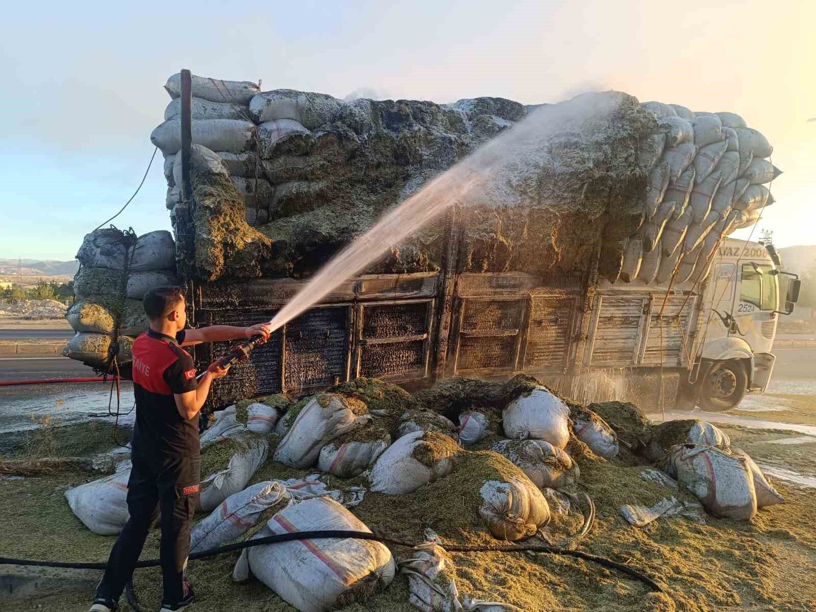 Siirt’te saman yüklü kamyonda yangın çıktı