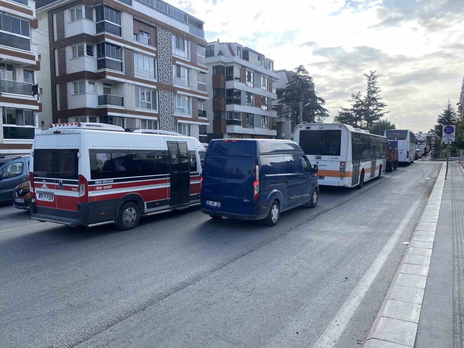 Okulun ilk günü uzun araç kuyrukları oluştu