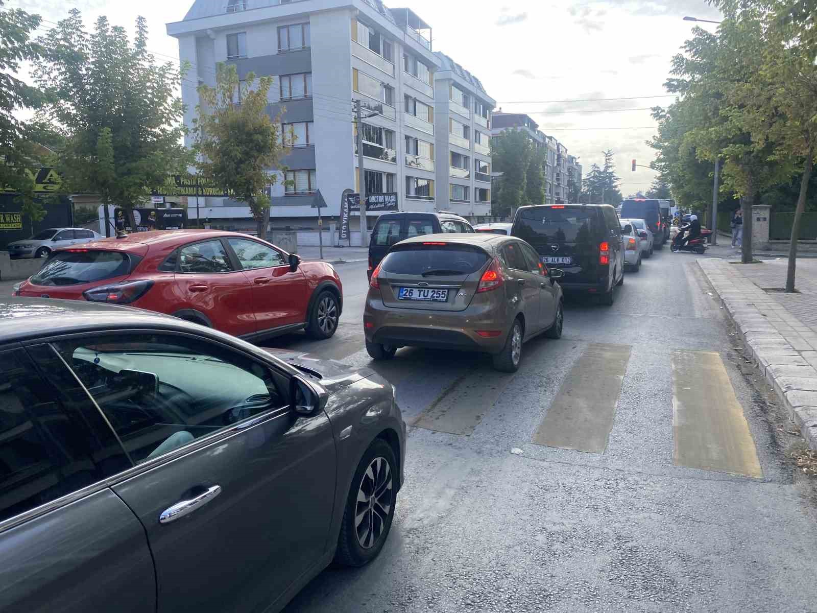 Okulun ilk günü uzun araç kuyrukları oluştu