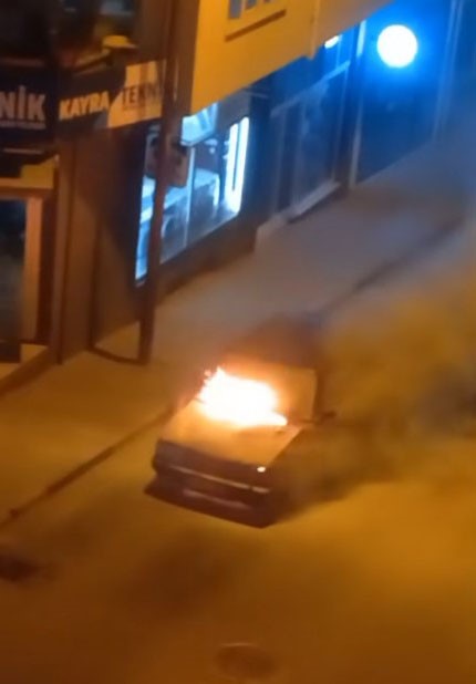 Seyir halindeki otomobil bir anda alev topuna döndü
