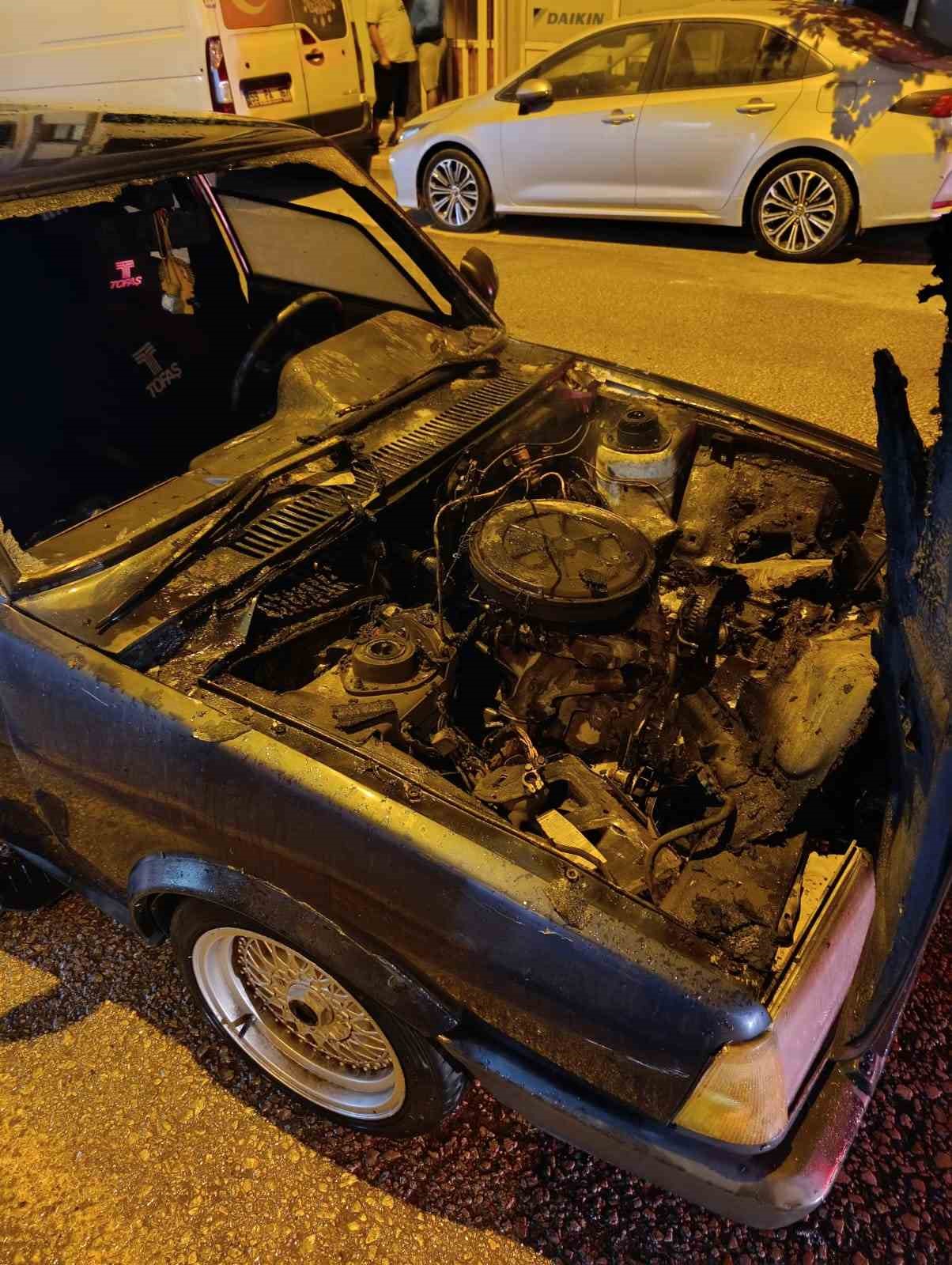 Seyir halindeki otomobil bir anda alev topuna döndü