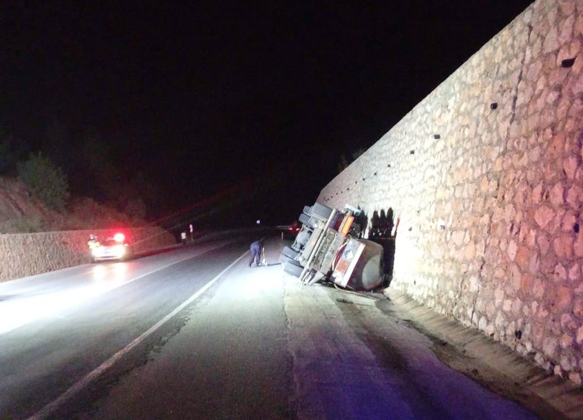 Kütahya’da asit yüklü tanker devrildi: 1 yaralı