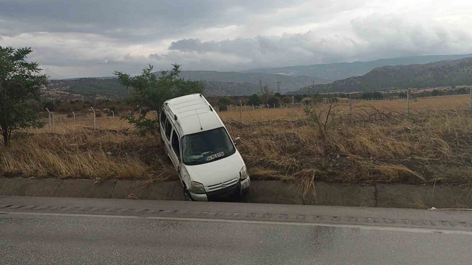 D-100’de hafif ticari araç refüje çarptı: 1 ölü, 4 yaralı