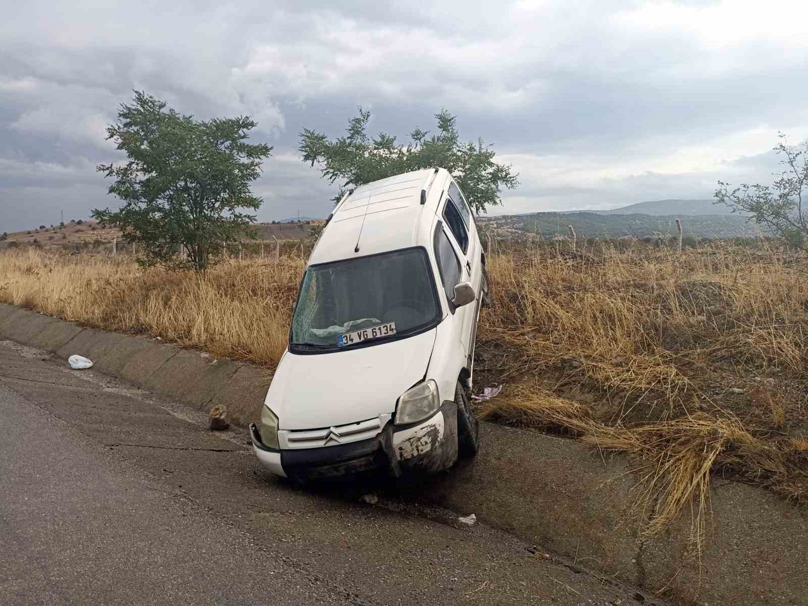 D-100’de hafif ticari araç refüje çarptı: 1 ölü, 4 yaralı