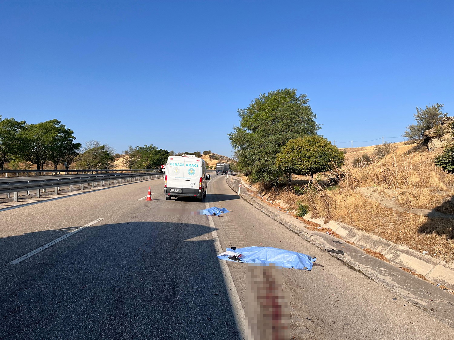 Kamyonet yol kenarında lastik değiştiren çifte çarptı: 2 ölü, 2 yaralı