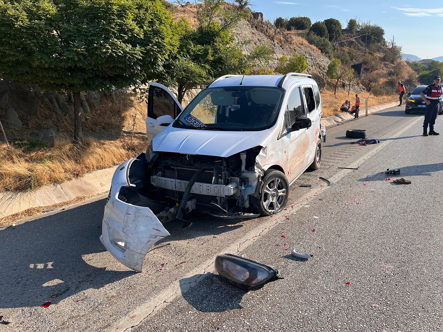 Kamyonet yol kenarında lastik değiştiren çifte çarptı: 2 ölü, 2 yaralı