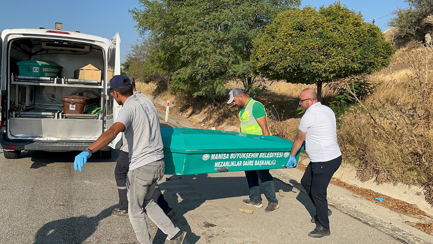 Kamyonet yol kenarında lastik değiştiren çifte çarptı: 2 ölü, 2 yaralı