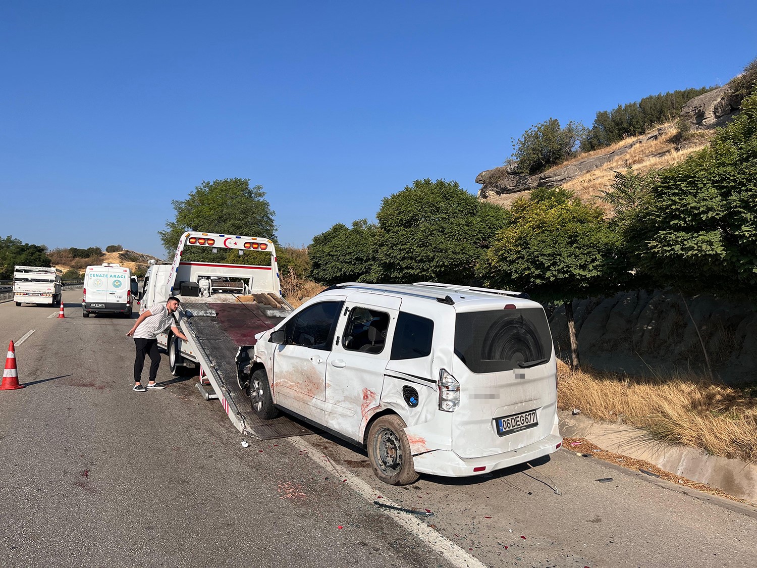 Kamyonet yol kenarında lastik değiştiren çifte çarptı: 2 ölü, 2 yaralı