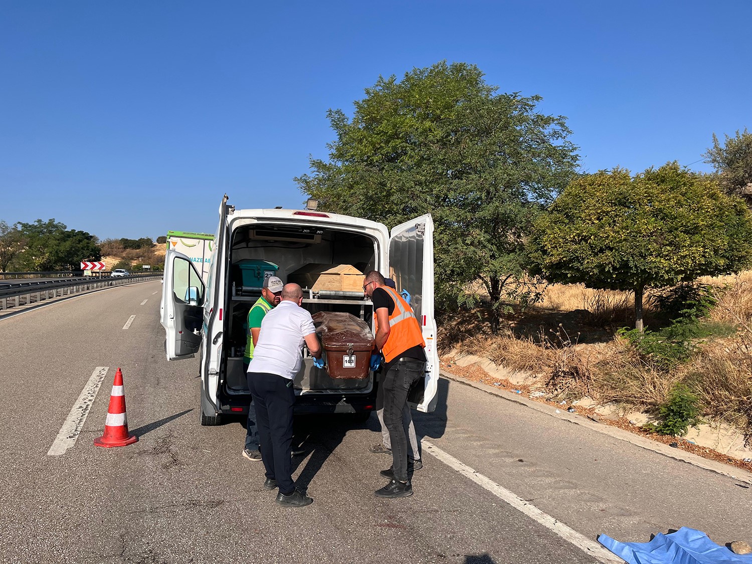 Kamyonet yol kenarında lastik değiştiren çifte çarptı: 2 ölü, 2 yaralı