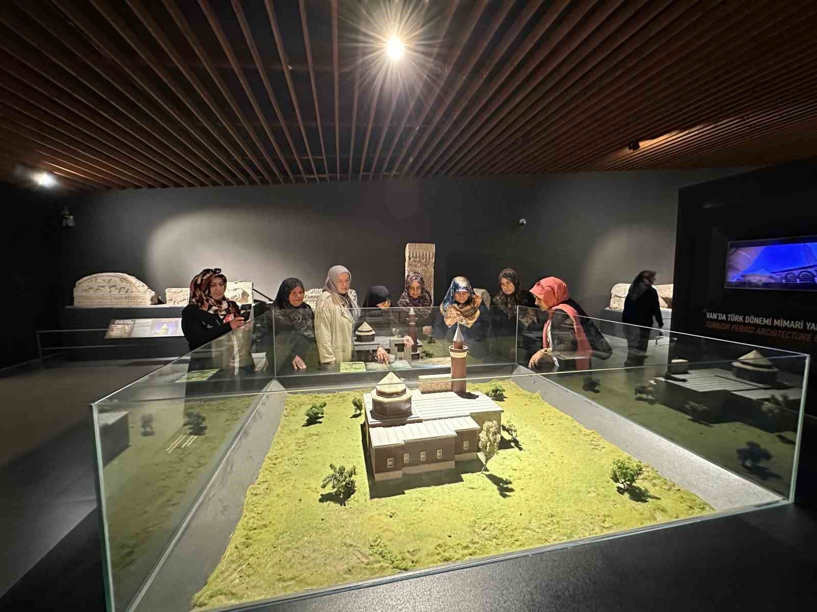 Vanlı kadın ve çocuklar müzeyi gezerek tarihi eserleri görme fırsatı buldular