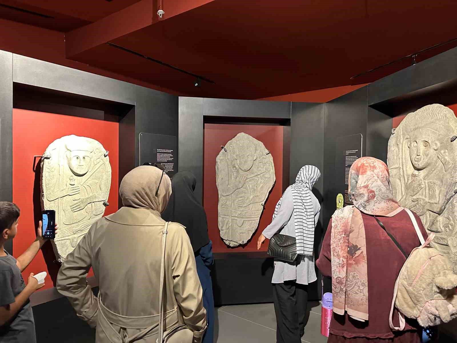 Vanlı kadın ve çocuklar müzeyi gezerek tarihi eserleri görme fırsatı buldular
