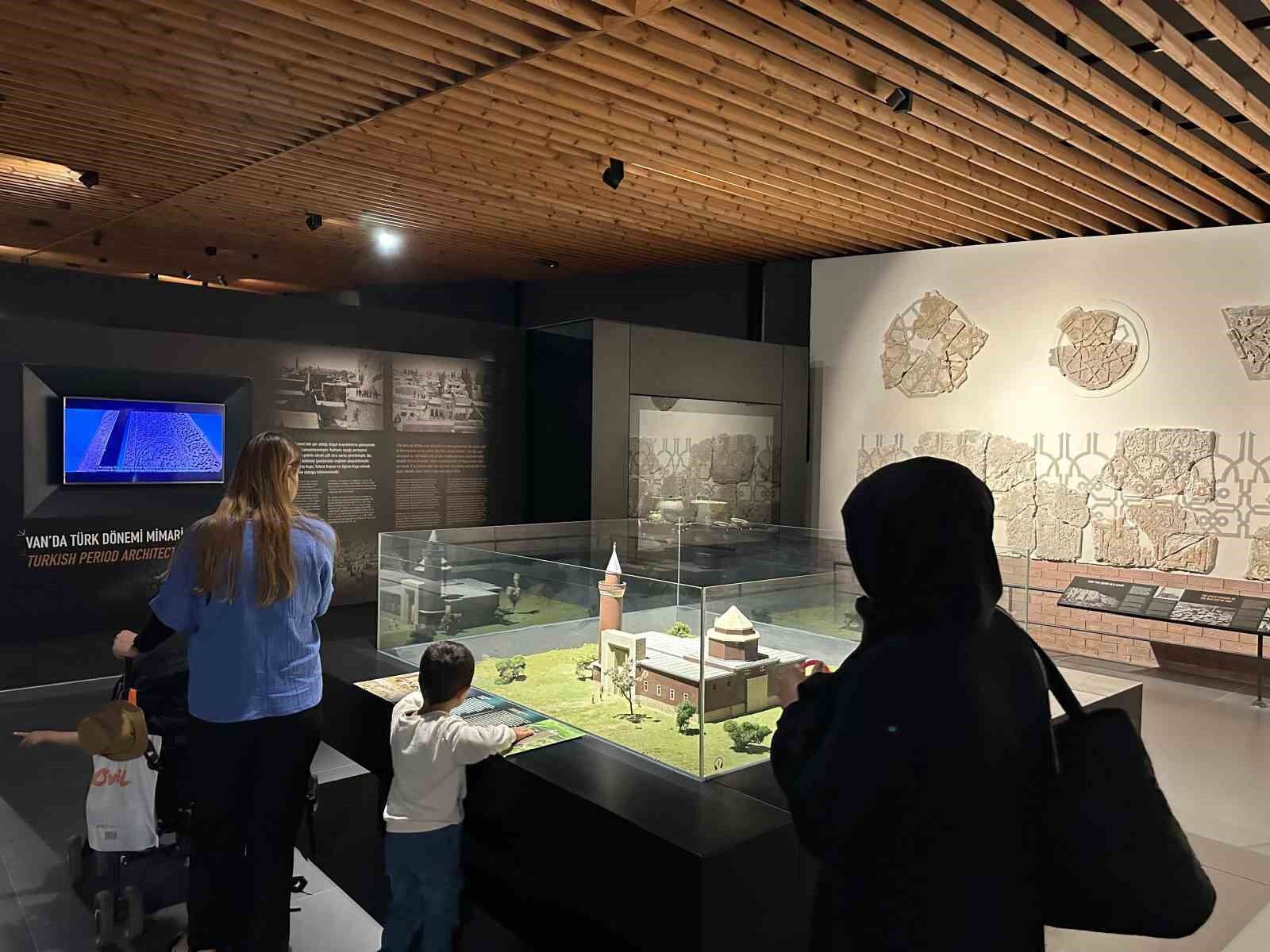 Vanlı kadın ve çocuklar müzeyi gezerek tarihi eserleri görme fırsatı buldular