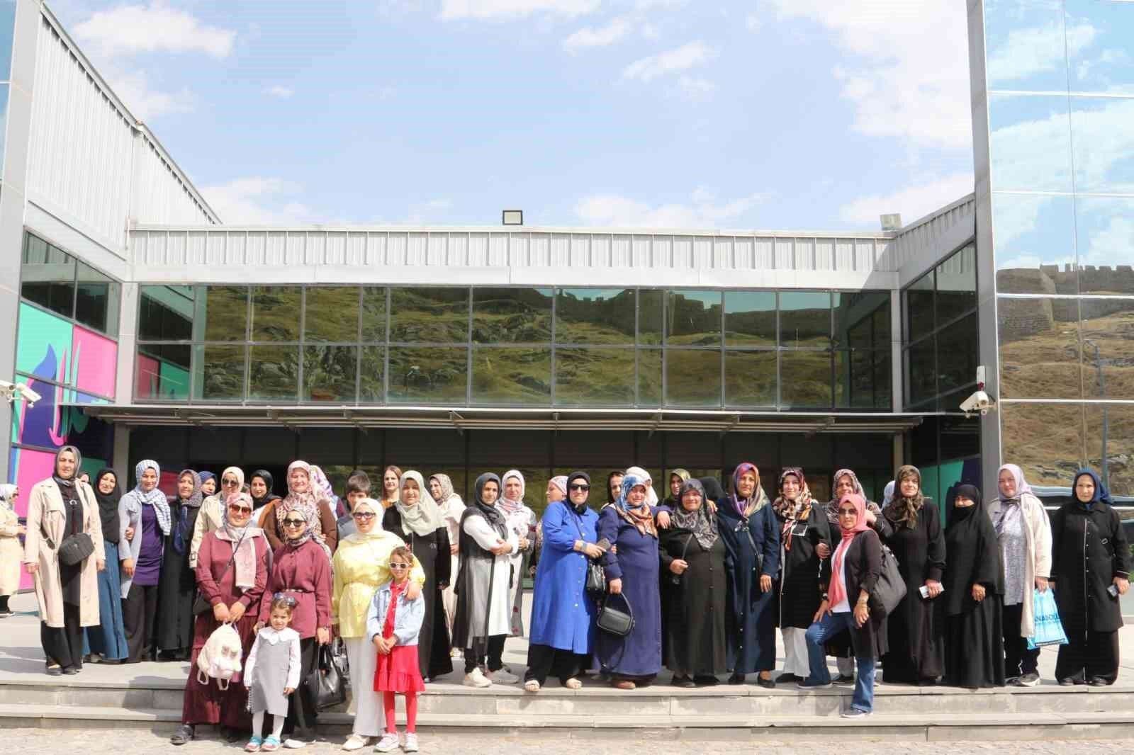 Vanlı kadın ve çocuklar müzeyi gezerek tarihi eserleri görme fırsatı buldular
