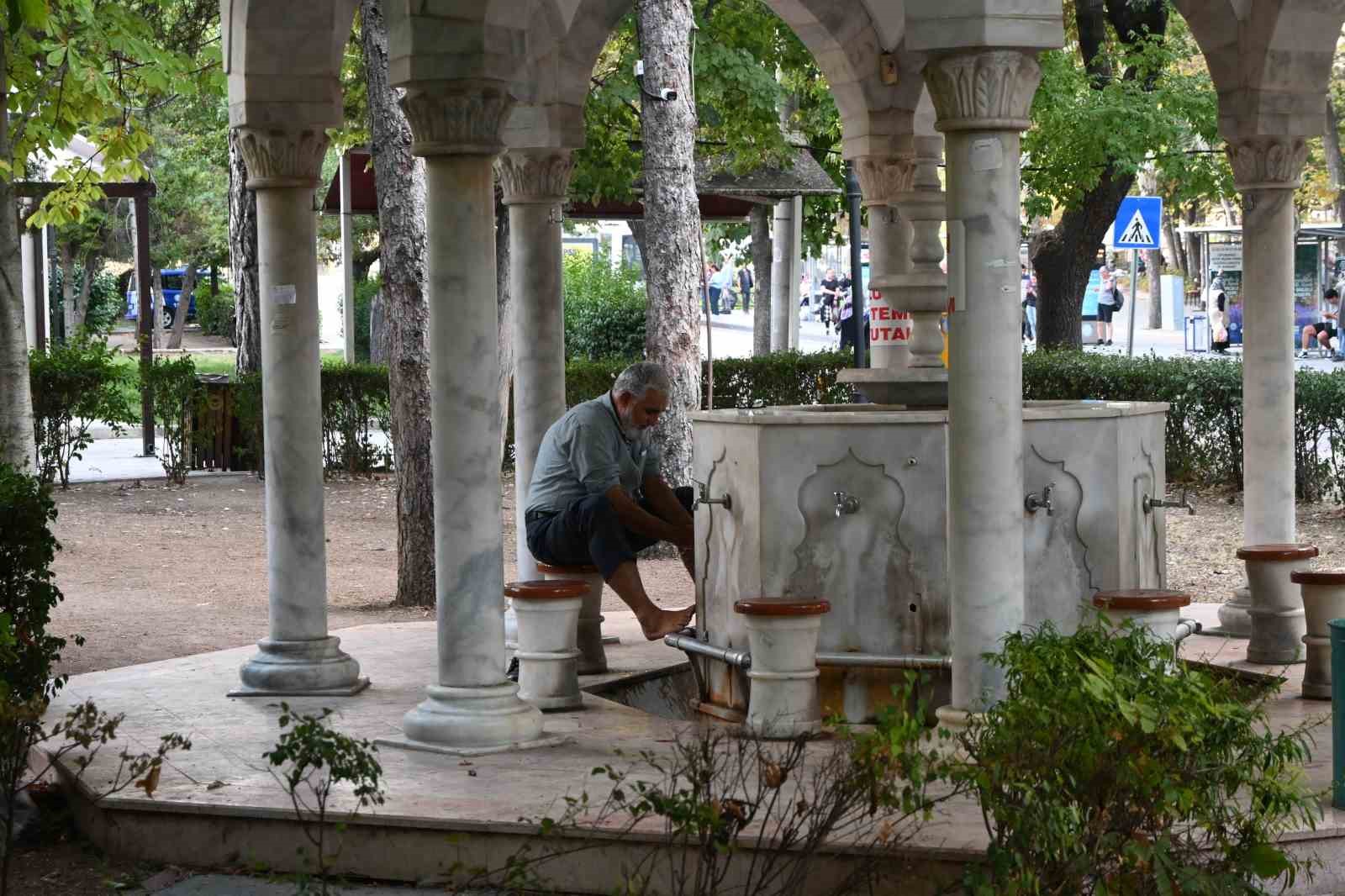 Camide unutulan dişlerin sahibi her yerde aranıyor