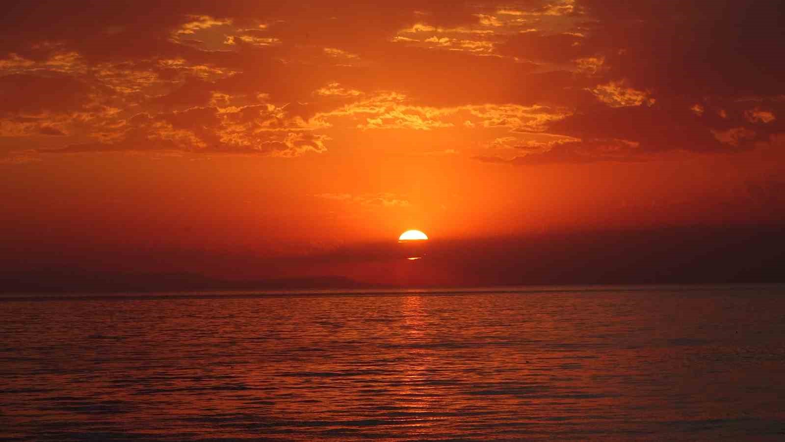 Van’da gün batımı ve ayın doğuşu mest etti